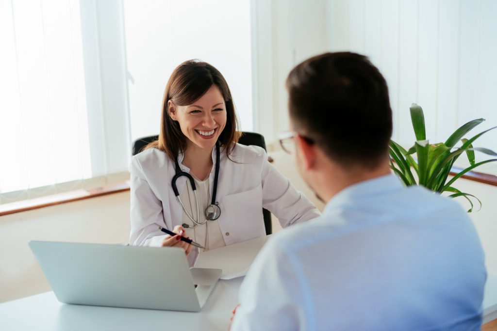 Profissional de saúde em conversa com paciente durante uma consulta